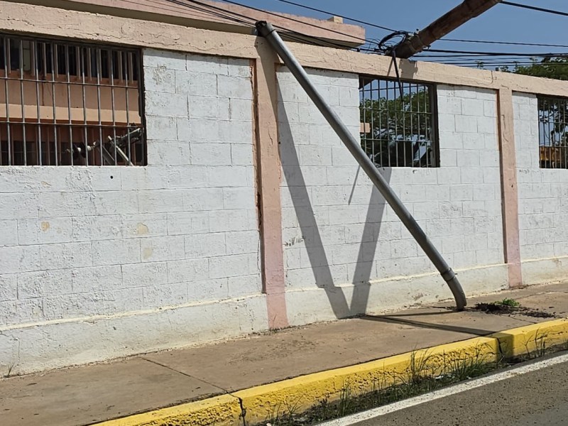 Cayó un poste frente al liceo Cajigal en&nbsp;Barcelona