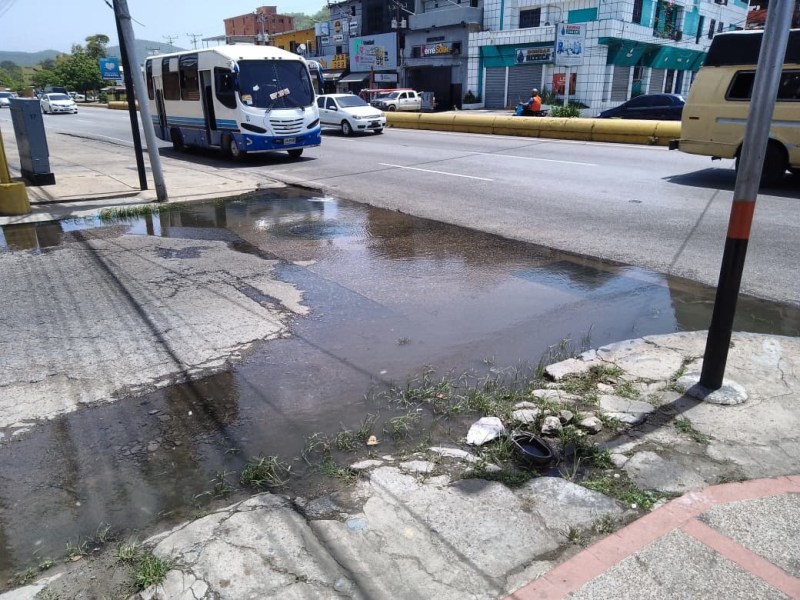 Reportan bote de aguas blancas en la avenida Intercomunal a la altura de&nbsp;Pozuelos
