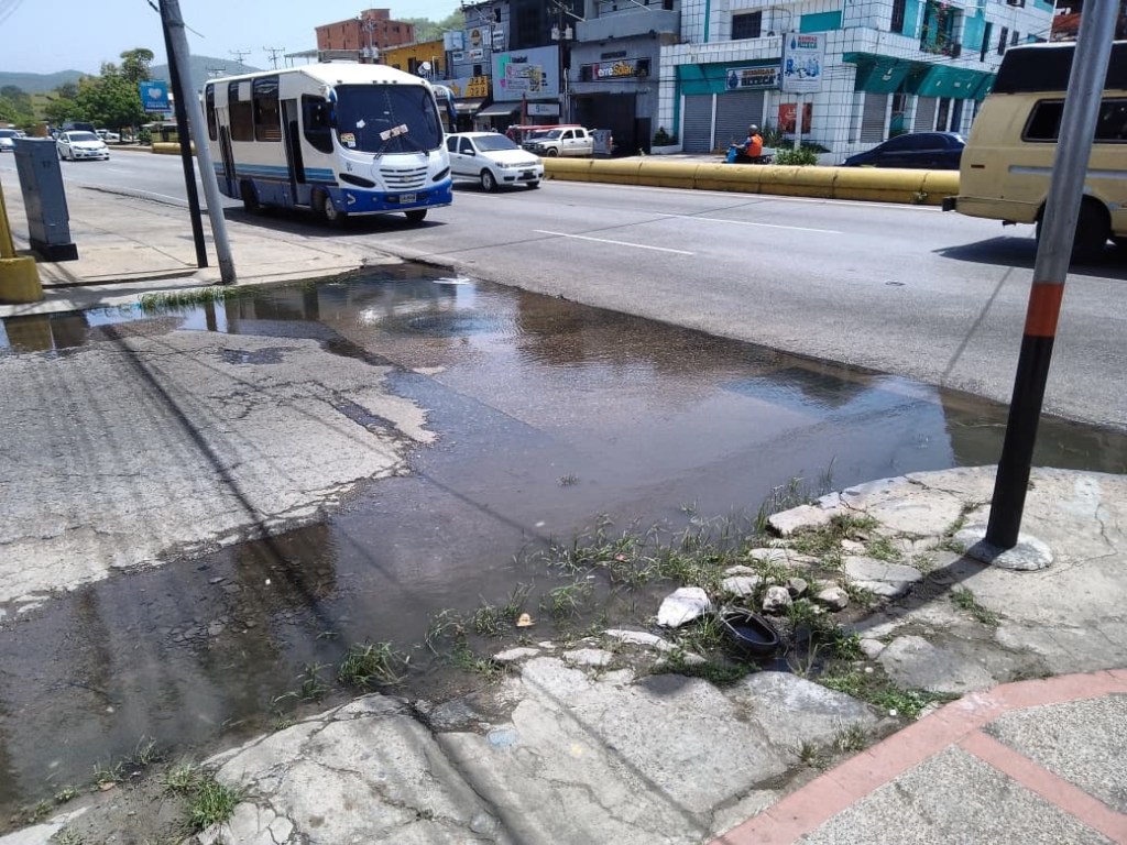 Reportan bote de aguas blancas en la avenida Intercomunal a la altura de&nbsp;Pozuelos