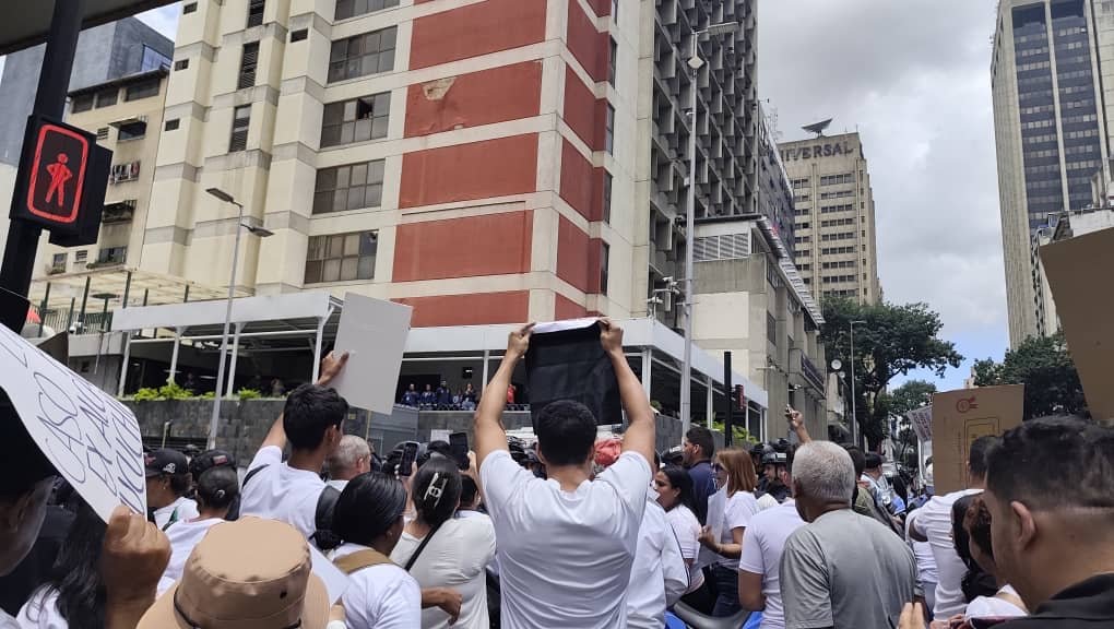 Familiares de detenidos rompieron cerco policial en Caracas
