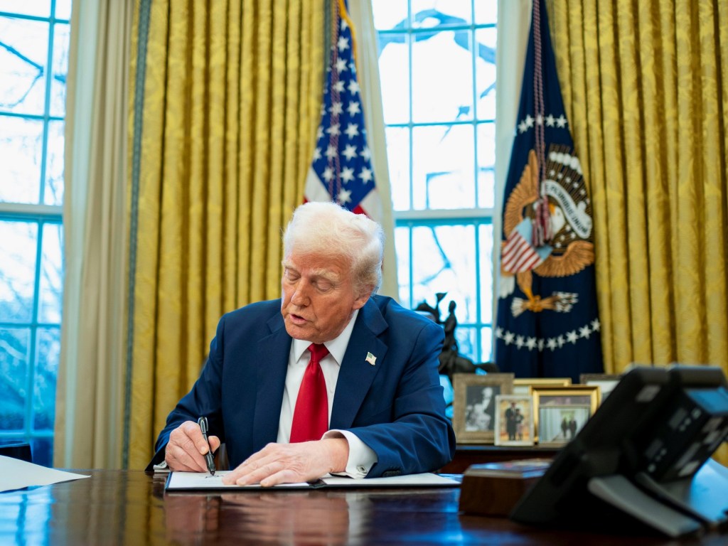 Trump anuncia acuerdo petrolero con Venezuela que daría a EE. UU. control mayoritario sobre 65.000 millones de&nbsp;barriles