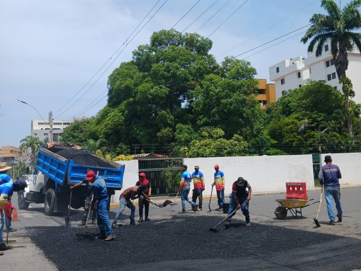 Más de 15 toneladas de asfalto fueron colocadas durante una nueva jornada de bacheo en&nbsp;Lechería