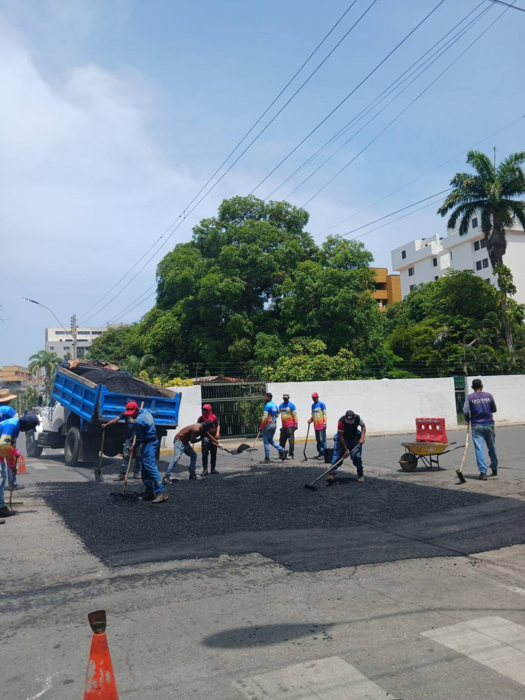 Más de 15 toneladas de asfalto fueron colocadas durante una nueva jornada de bacheo en Lechería