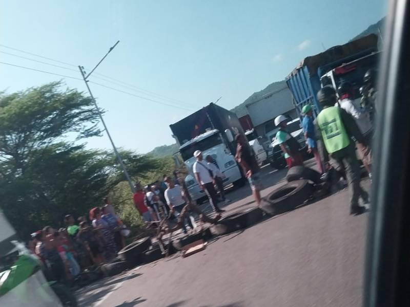 Cerraron autopista en Boca de Uchire para reclamar por fallas&nbsp;eléctricas