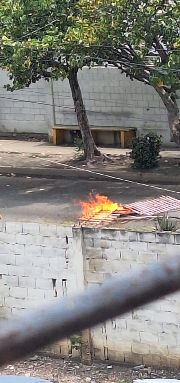 En Puerto La Cruz salieron a protestar rechazando los constantes y prolongados apagones