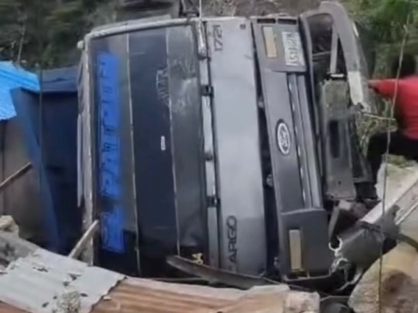 Camión perdió el control y cayó sobre una vivienda en la carretera Caracas – La&nbsp;Guaira