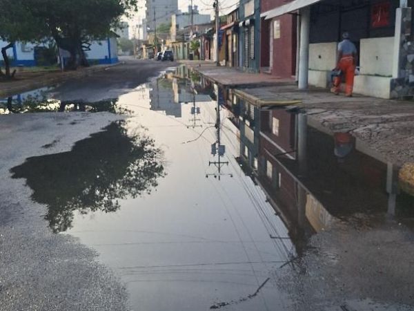 Denuncian persistente bote de aguas negras y deterioro vial en la calle 4 del casco central de&nbsp;Lechería