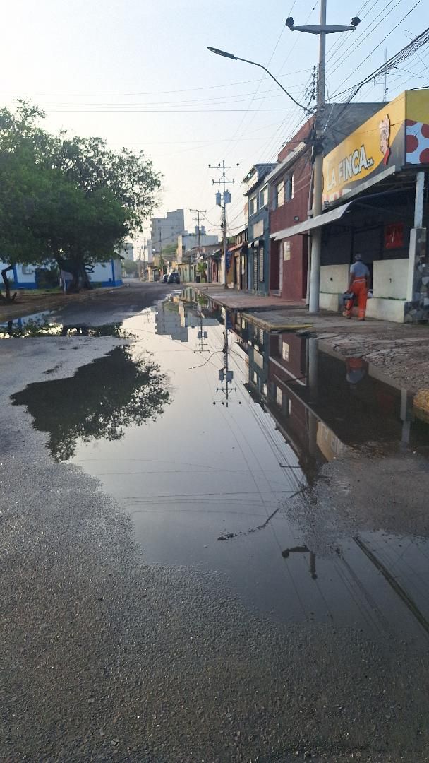 Denuncian persistente bote de aguas negras y deterioro vial en la calle 4 del casco central de&nbsp;Lechería