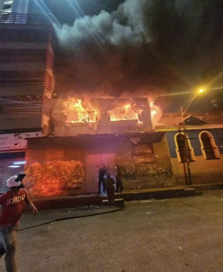 Cortocircuito originó incendio en carpintería de la avenida Andrés Bello de Caracas