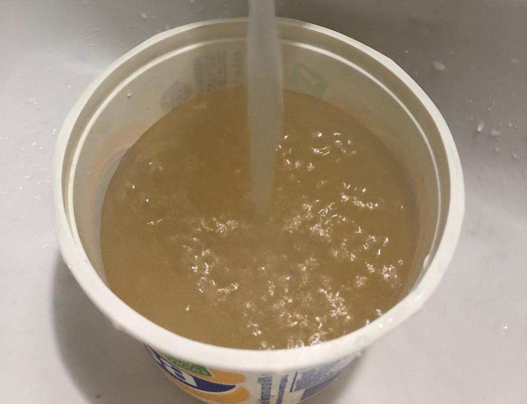 Vecinos de Barcelona denuncian suministro de agua turbia tras dos semanas sin servicio