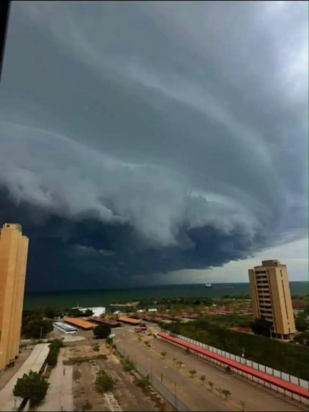 Impresionante tromba marina y majestuosas nubes de tormenta sorprenden a&nbsp;Maracaibo