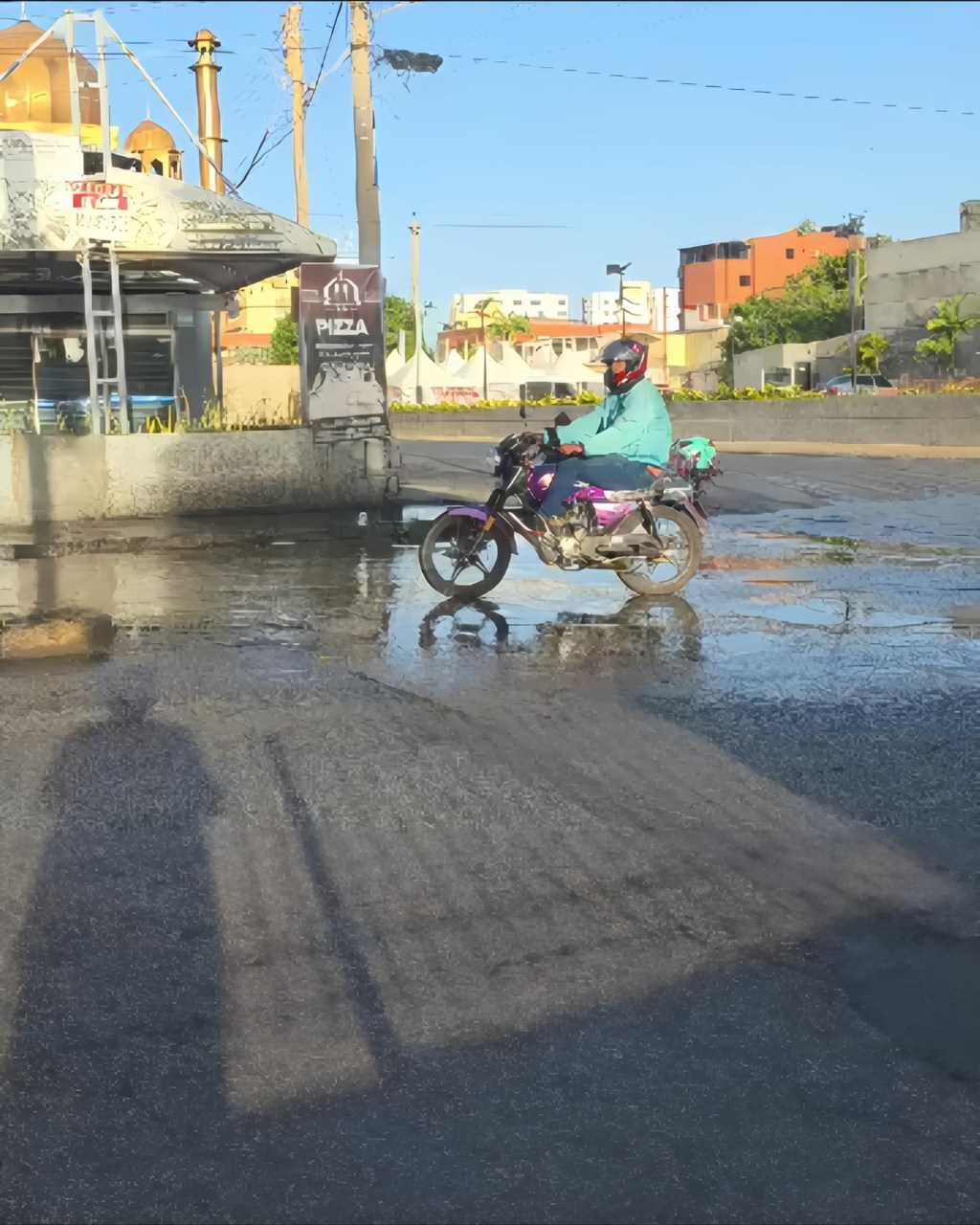 Denuncian constante bote de aguas negras en la Principal de Lechería