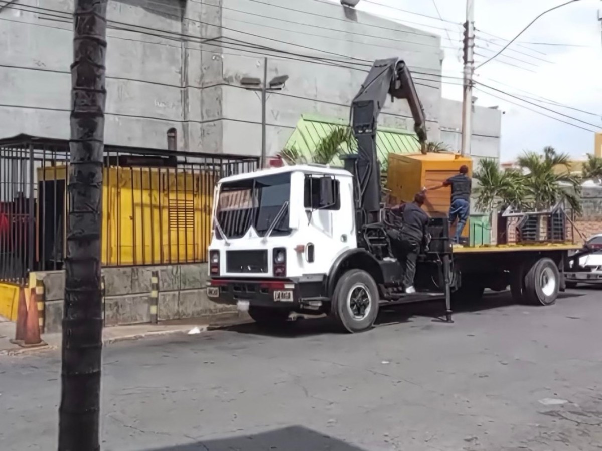 Comercio en Lechería inicia sustitución de planta eléctrica tras denuncias de vecinos por contaminación&nbsp;sónica