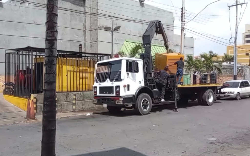 Comercio en Lechería inicia sustitución de planta eléctrica tras denuncias de vecinos por contaminación&nbsp;sónica