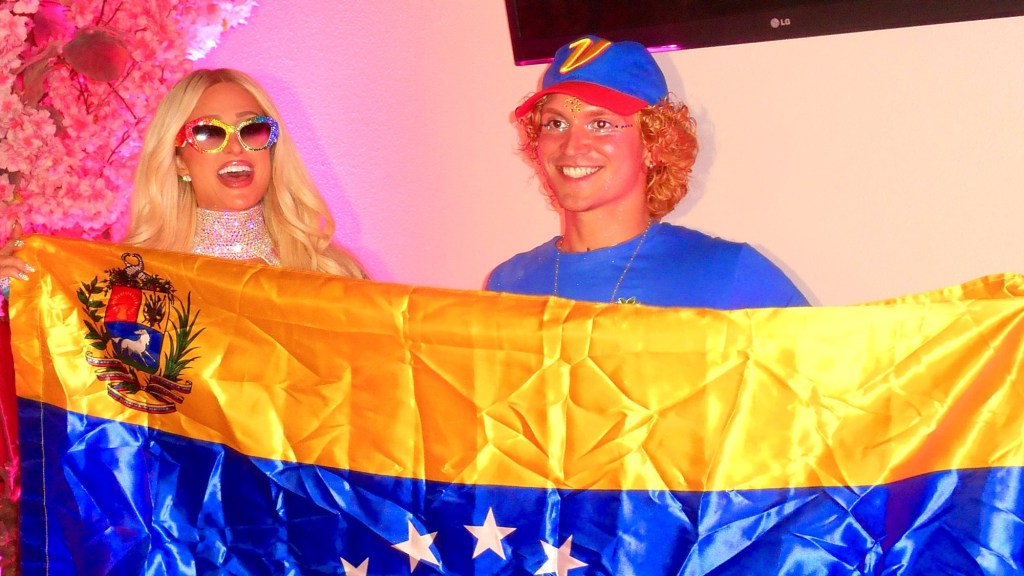 Paris Hilton posó con la bandera de Venezuela y los internautas&nbsp;reaccionaron