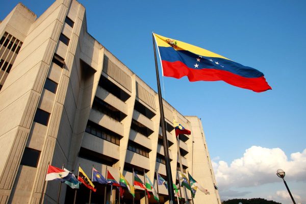 TSJ reduce a cuatro horas y media la jornada laboral por plan de ahorro energético