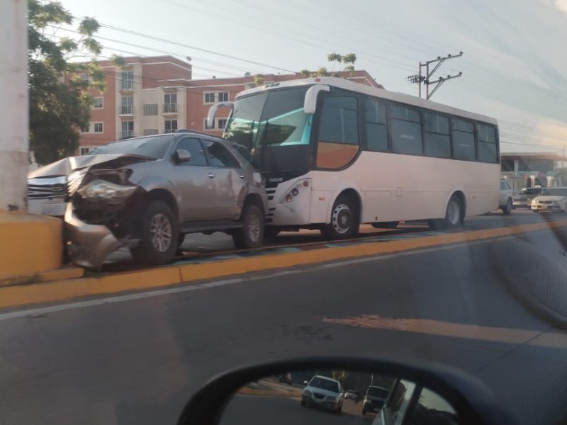 Reportan choque entre una camioneta y un autobús en la avenida&nbsp;Costanera
