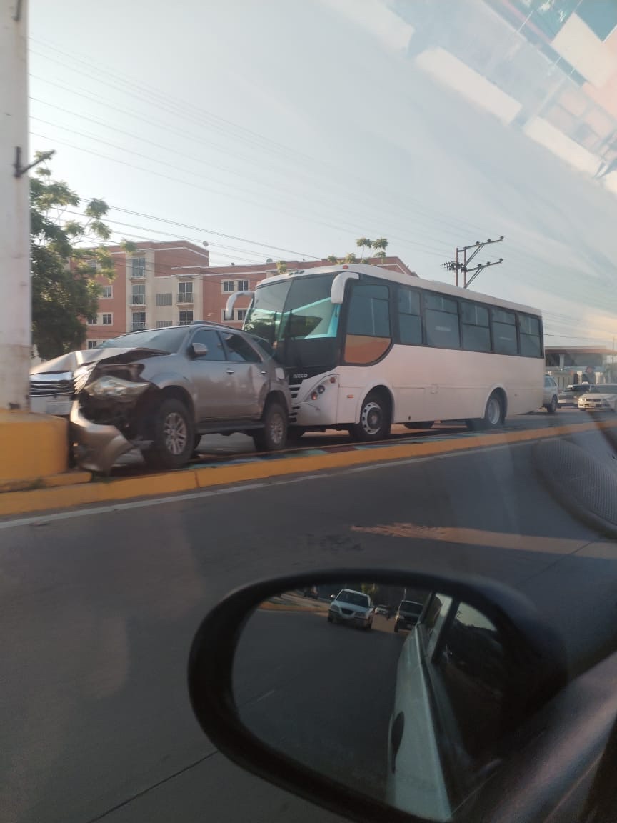 Reportan choque entre una camioneta y un autobús en la avenida&nbsp;Costanera