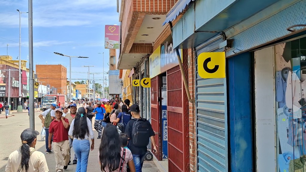 Ferias escolares y App de créditos: Las alternativas de los representantes para la adquisición de útiles y&nbsp;uniformes