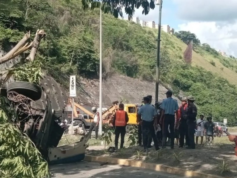 Volcó camión que transportaba cloro doméstico en la Gran Mariscal de&nbsp;Ayacucho