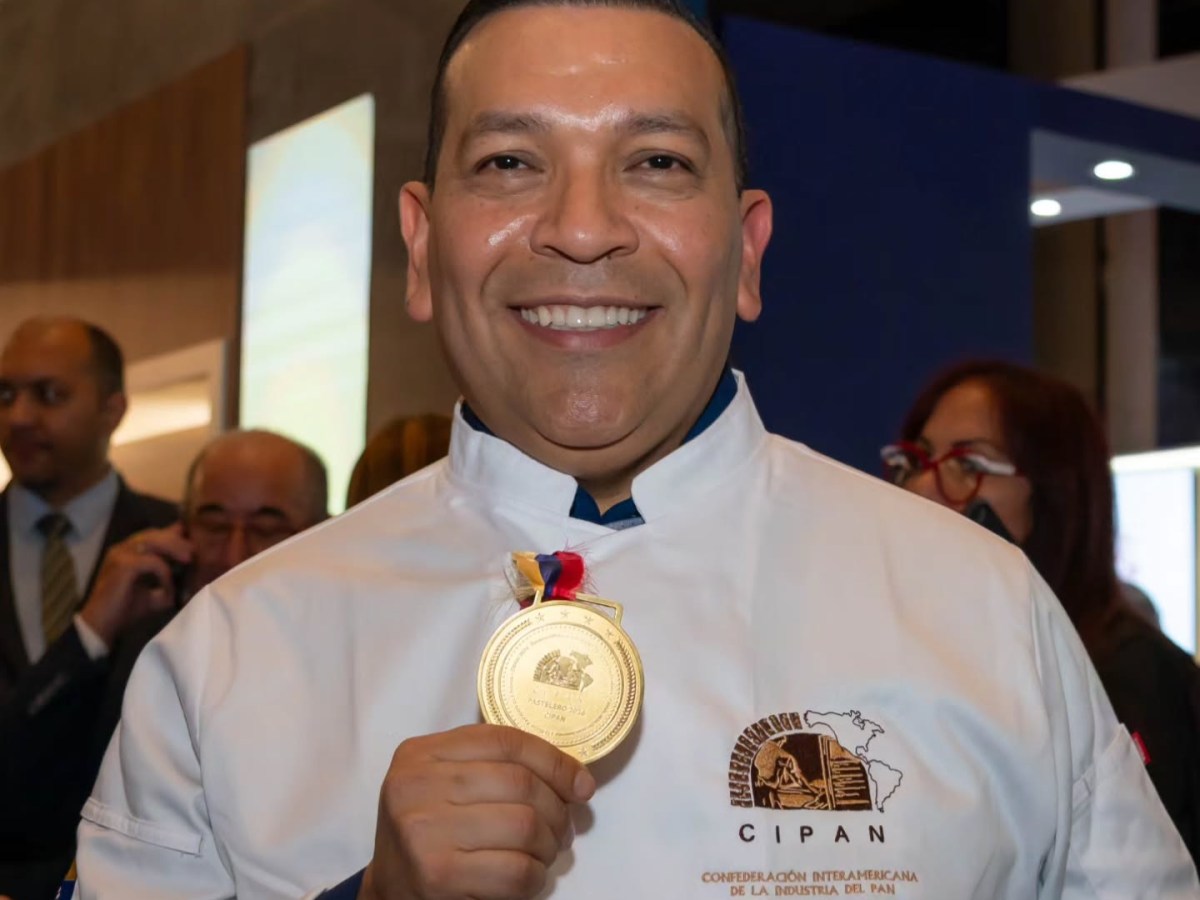 Pastelero venezolano Emerson Freitez recibe la medalla como Campeón de las Américas&nbsp;2026–2027