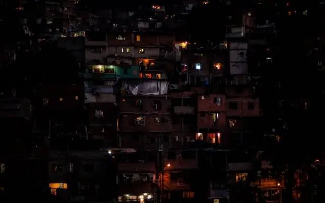 Intensa fluctuación eléctrica deja a más de 15 estados sin servicio en Venezuela