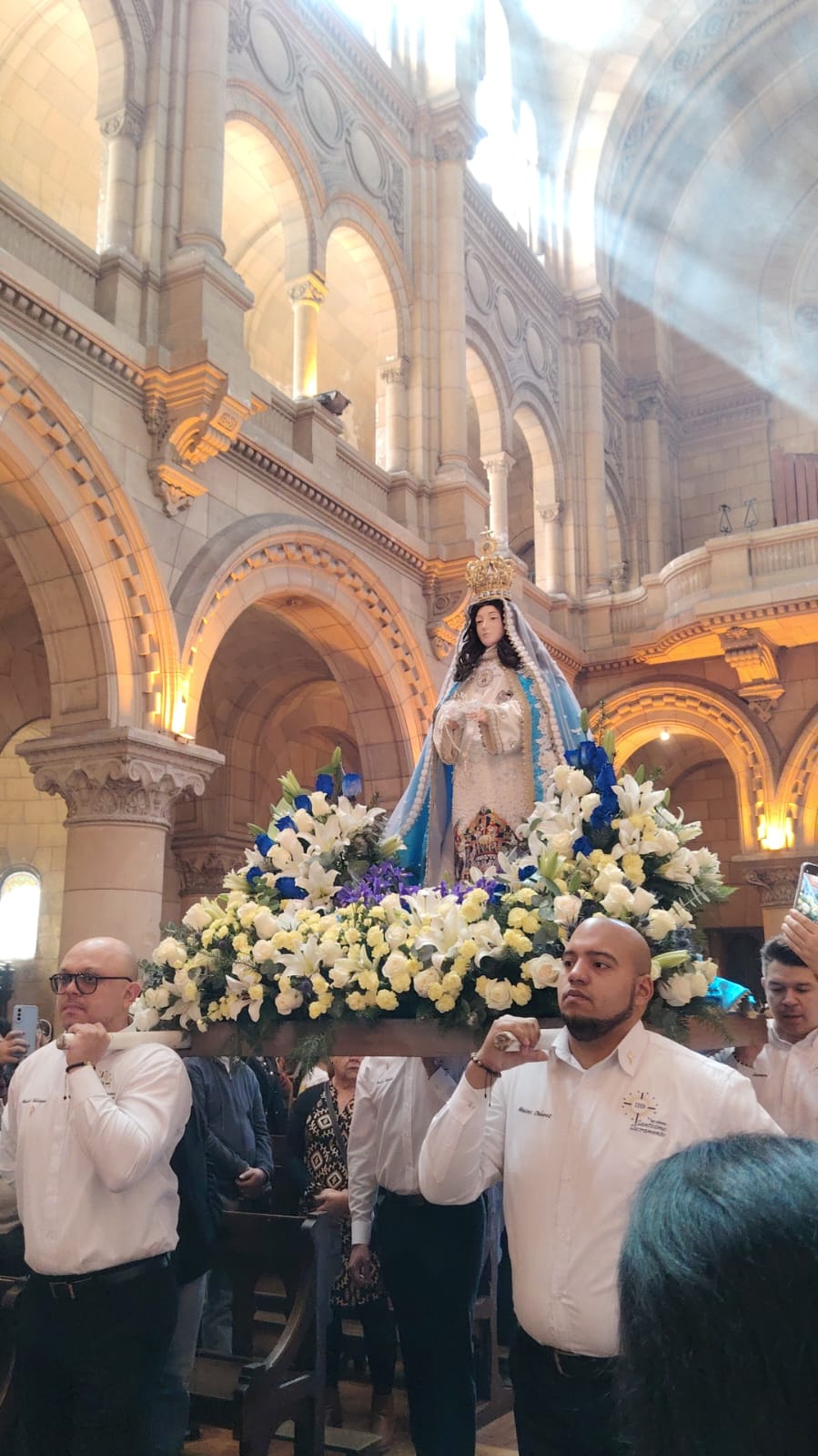 Un venezolano en Chile honra a la Virgen del Valle con un vestido inspirado en Anzoátegui