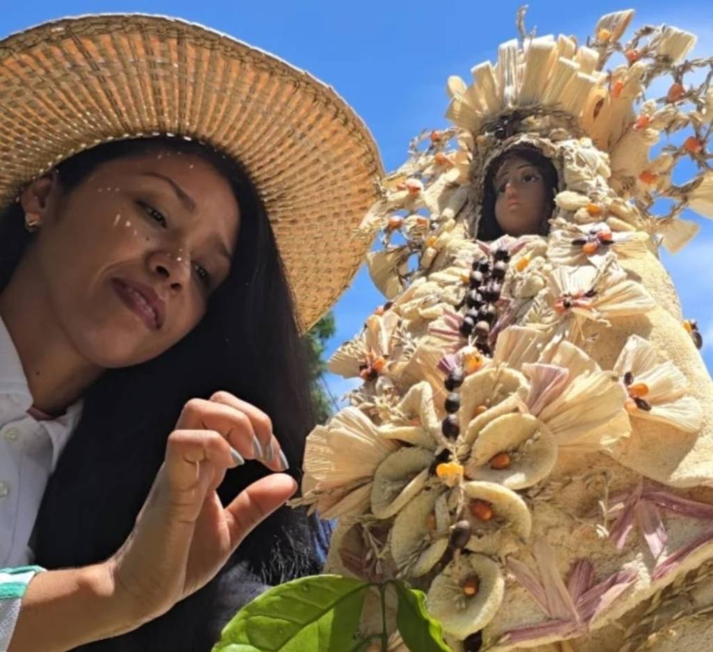Café, maíz y casabe se convierten en un vestido lleno de fe para la Virgen del Valle en Bergantín