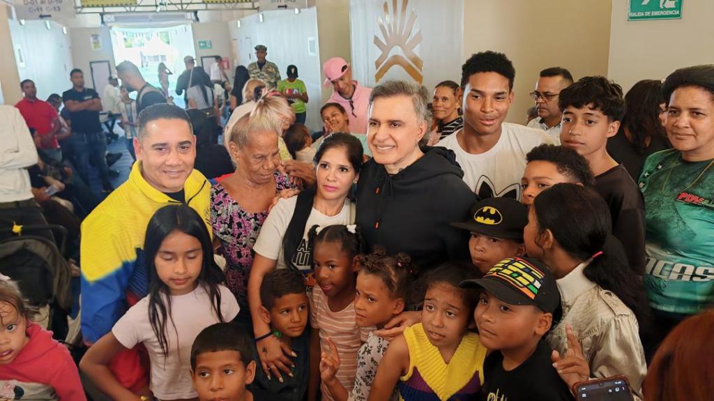 Tarek William Saab destaca atención integral en campamento transitorio del Poliedro de Caracas