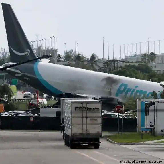 Demandan a Amazon por el accidente de un avión de carga que dejó cinco muertos en Miami