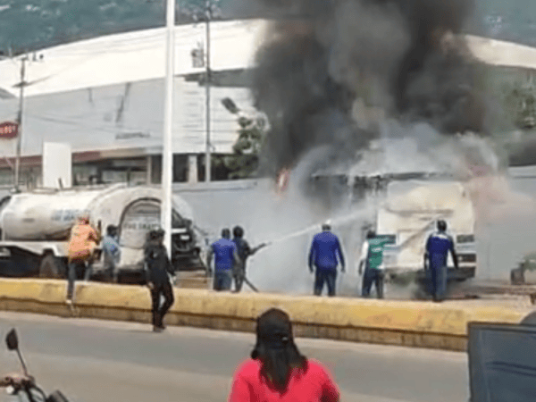 Reportan incendio de un autobús en la Avenida Intercomunal a la altura de Las&nbsp;Garzas