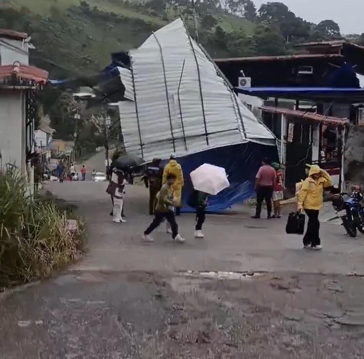 Fuertes lluvias y ráfagas de viento causaron destrozos y fallas eléctricas en&nbsp;Táchira