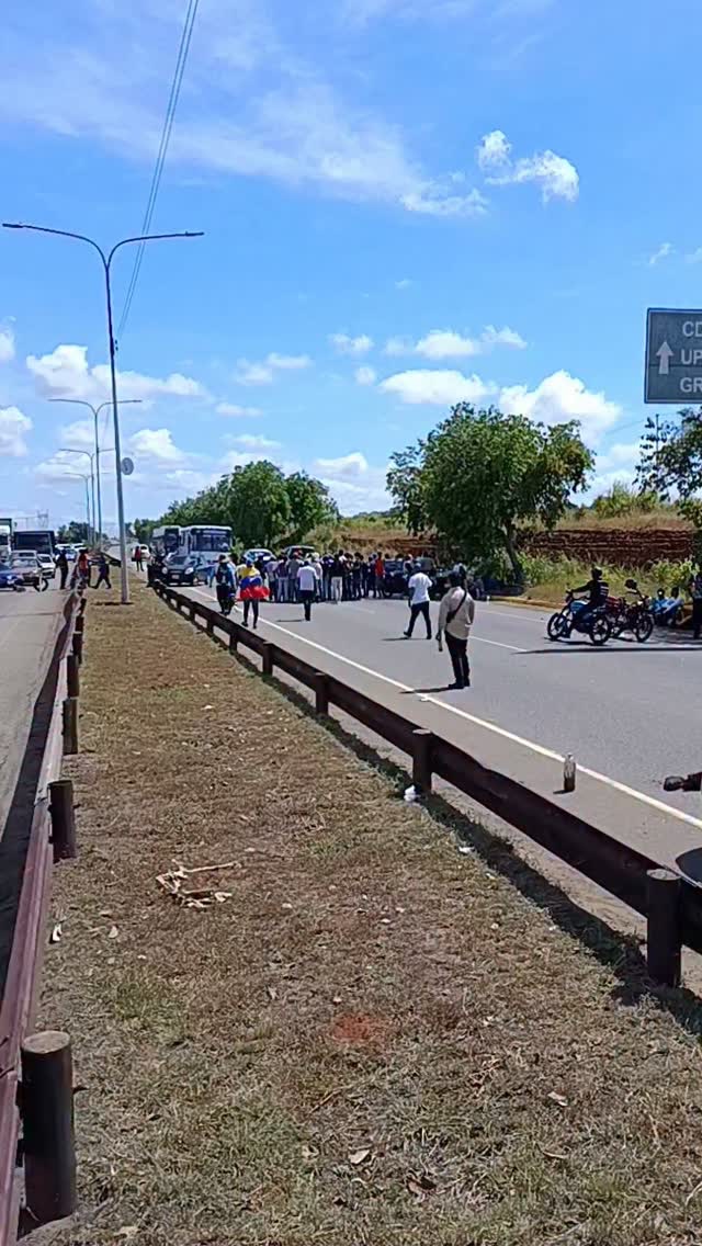 Trabajadores bloquean vías principales en Puerto Ordaz para exigir sus derechos&nbsp;laborales