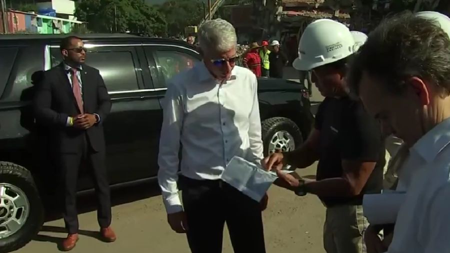 Secretario Wright e ingeniero Kit Miyamoto inspeccionan zonas afectadas por los terremotos en La Guaira