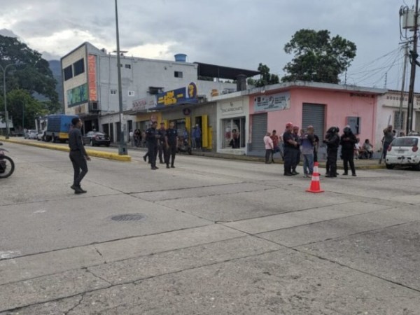 Increíble: Se salvó al ser arrollado, se sentó en la  acera, una guaya se desprendió cuando llegó la luz y lo&nbsp;mató