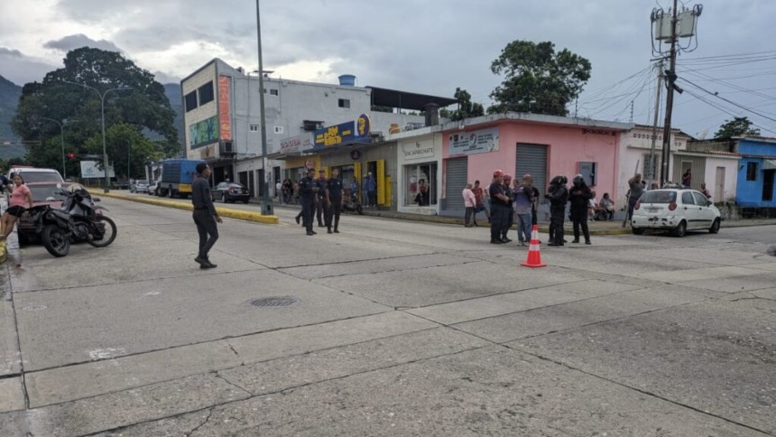 Increíble: Se salvó al ser arrollado, se sentó en la acera, una guaya se desprendió cuando llegó la luz y lo mató