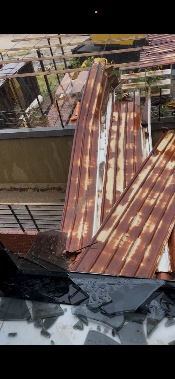 Fuertes lluvias y vientos causaron voladura de techo en Barcelona