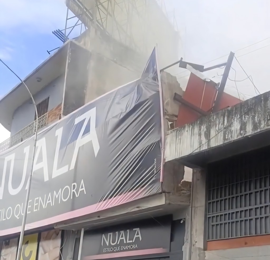 Colapsó estructura del segundo piso de un local comercial en Maracay
