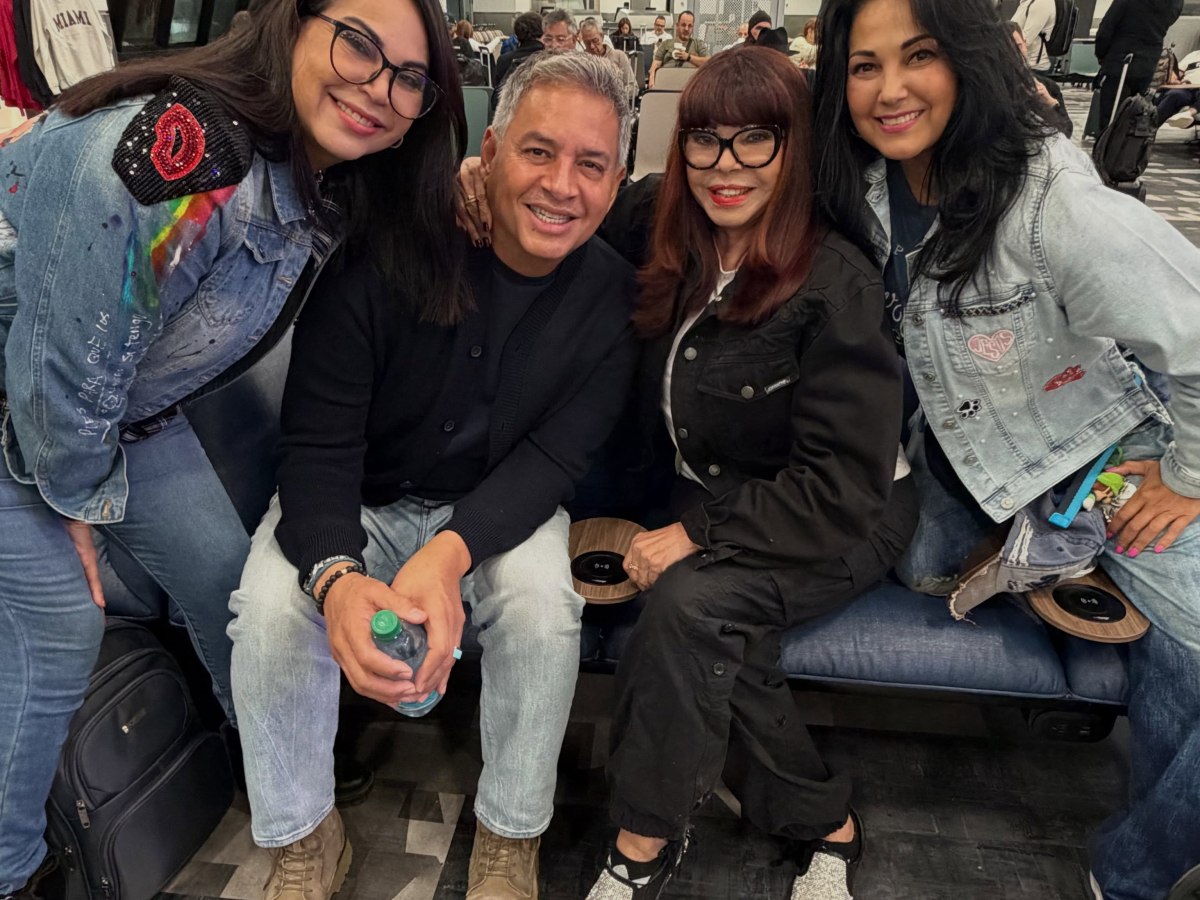 Daniel Sarcos coincidió con “Las Morillo” en un aeropuerto y las fotos generaron polémica en&nbsp;redes