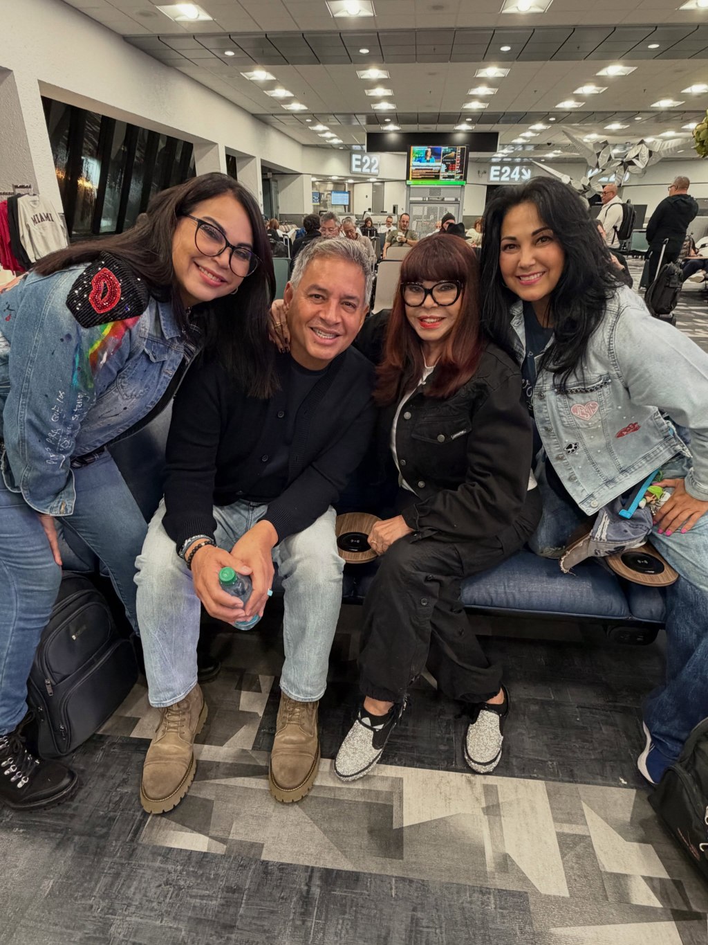 Daniel Sarcos coincidió con “Las Morillo” en un aeropuerto y las fotos generaron polémica en&nbsp;redes