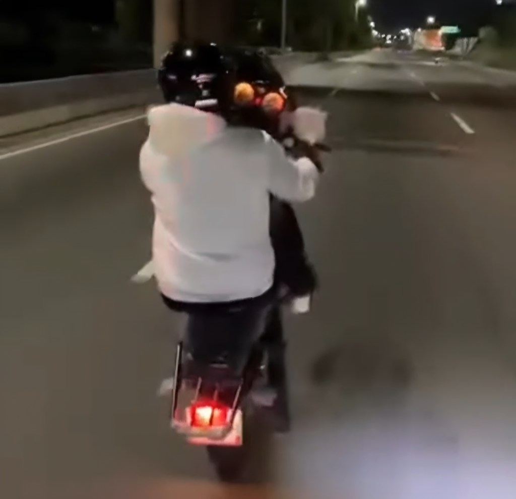 Motorizado evade a policías tras realizar motopiruetas en la Francisco Fajardo e. Caracas