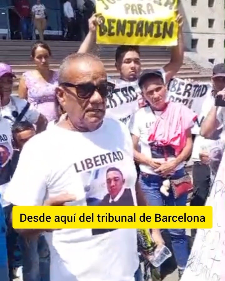 Familiares de ex funcionario protestaron frente a los tribunales en&nbsp;Barcelona