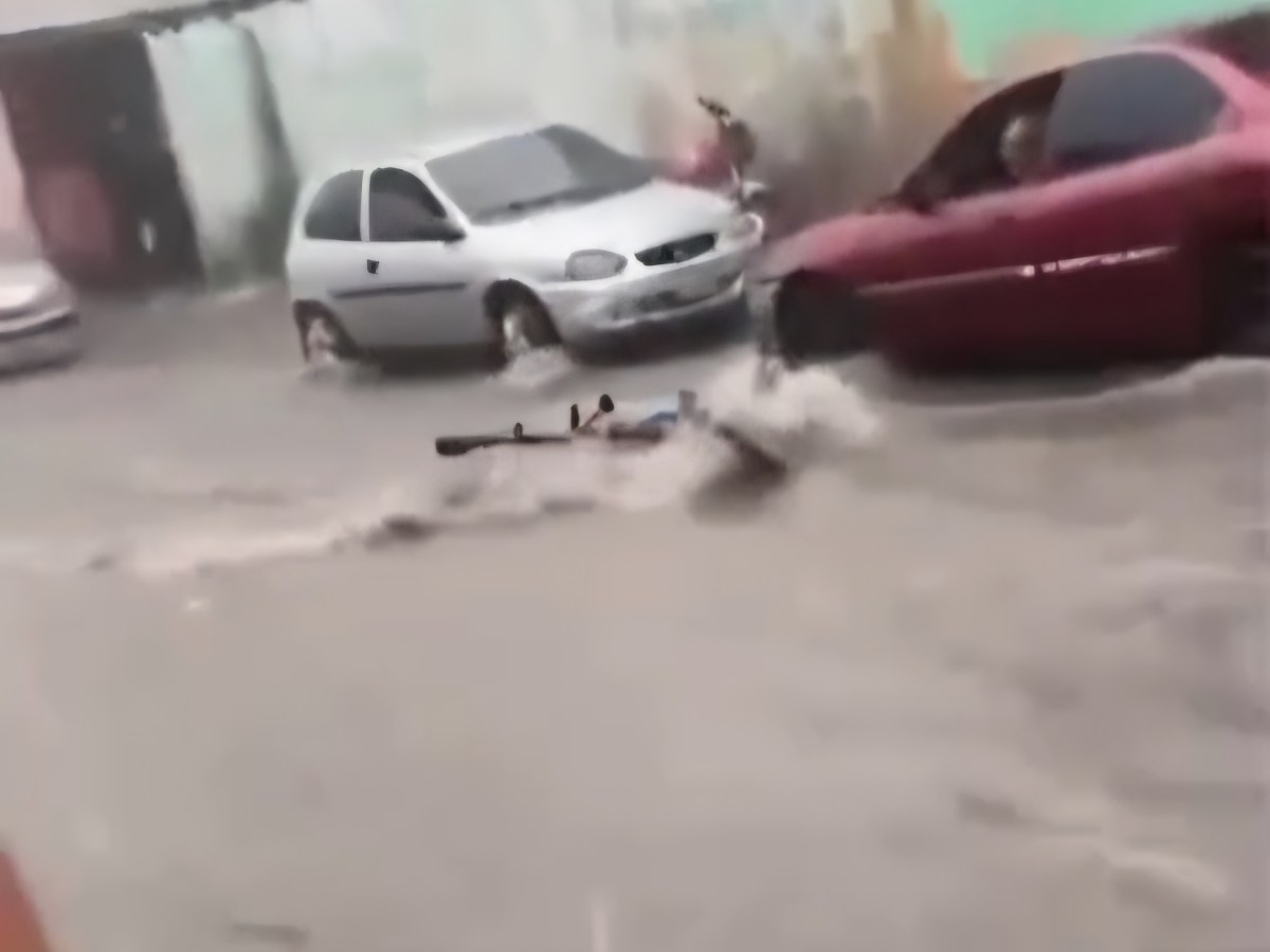 Rescatan a motorizado arrastrado por las fuertes lluvias en&nbsp;Valencia