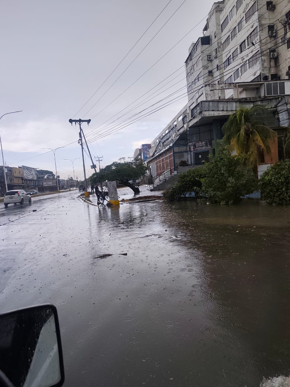 Fuertes lluvias y vientos provocan anegaciones y cortes eléctricos en Barcelona