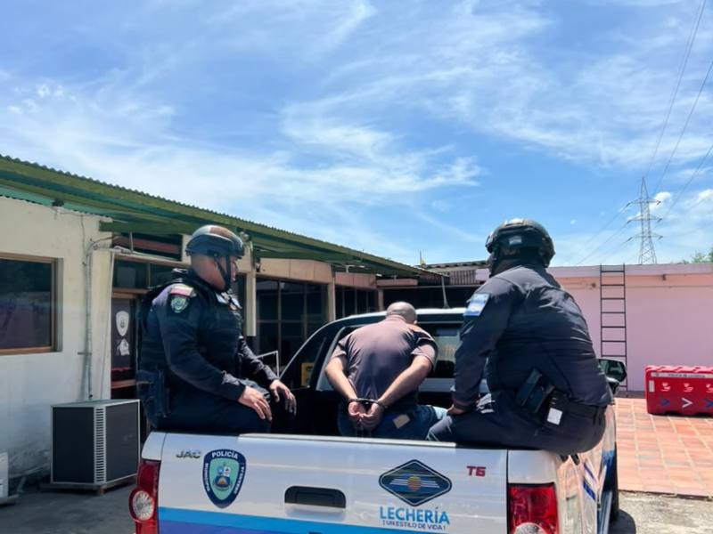Detienen a un hombre señalado de presuntamente hurtar accesorios de un vehículo en&nbsp;Lechería