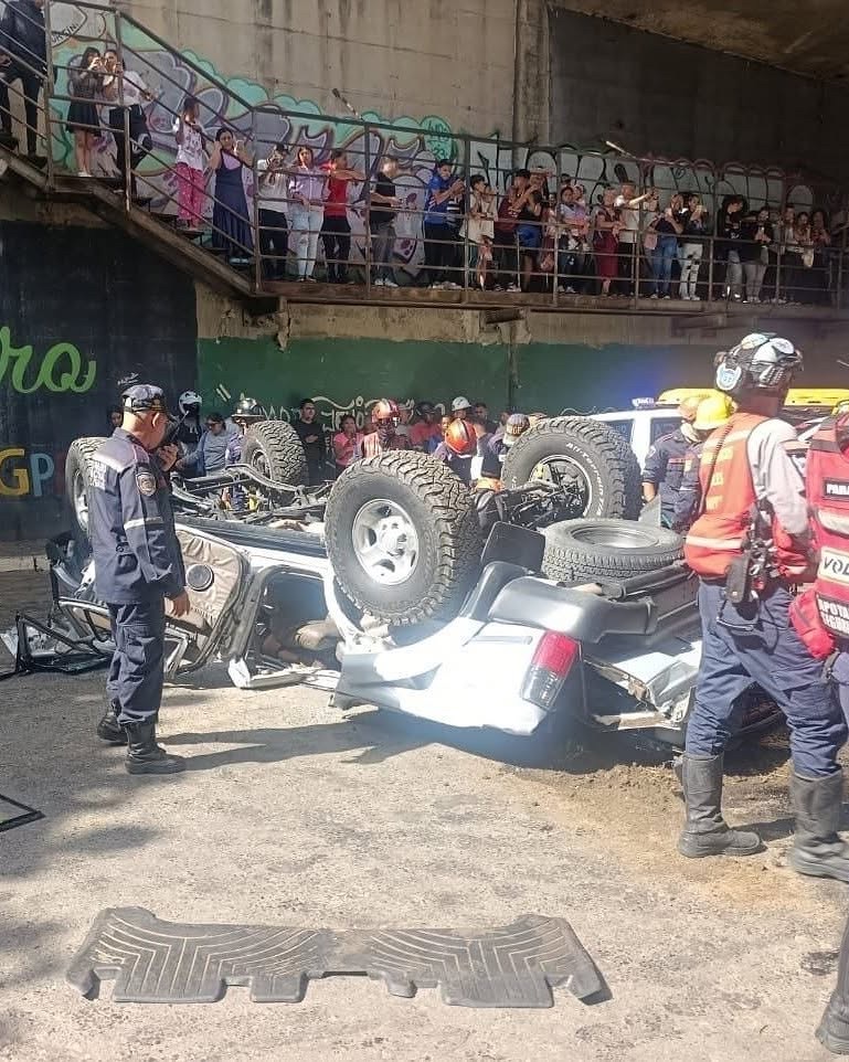 Un fallecido y un herido tras caída de un carro desde puente en La Cota&nbsp;Mil