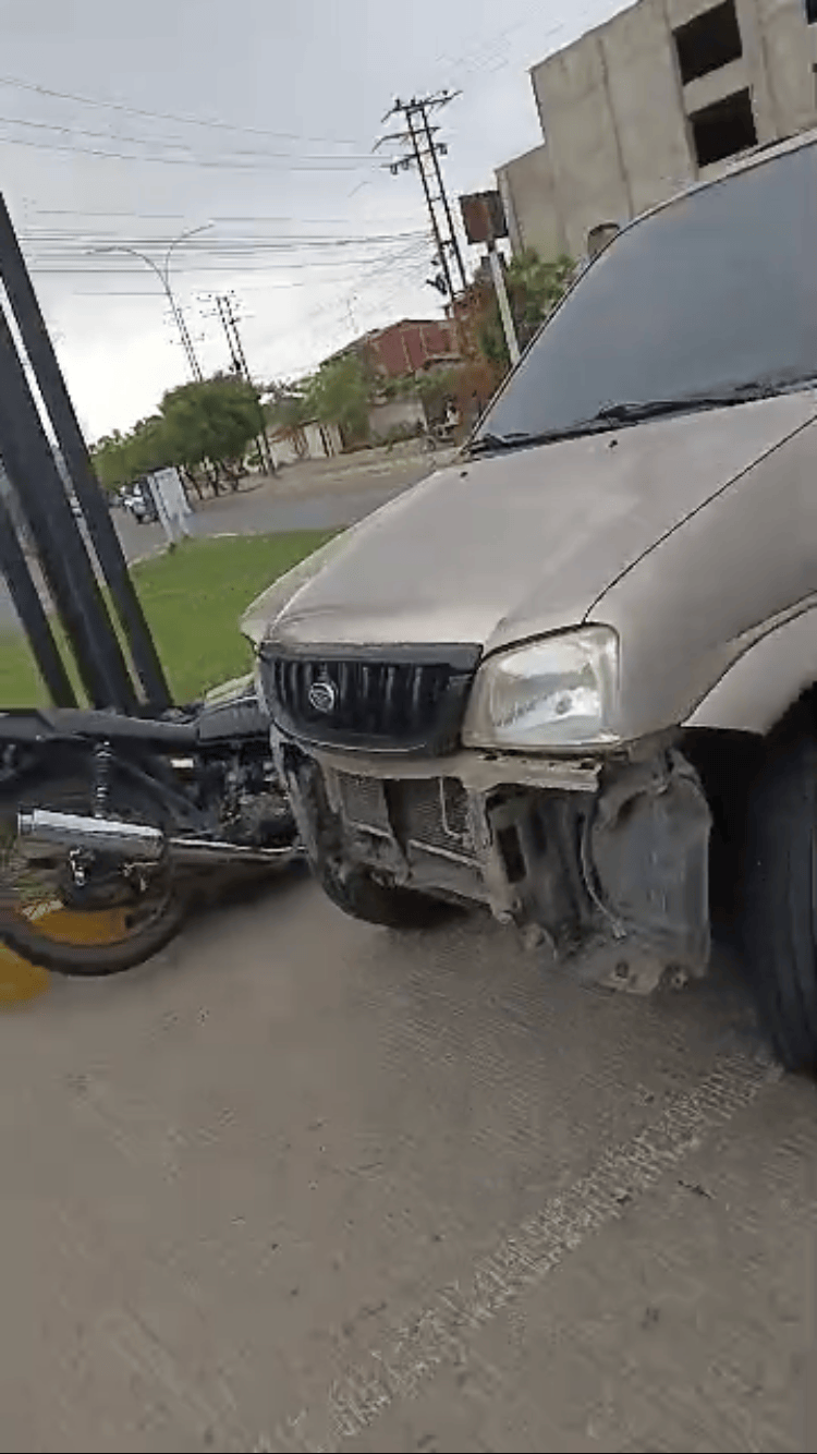 Choque en semáforo de Puente Real dejó a un motorizado&nbsp;lesionado