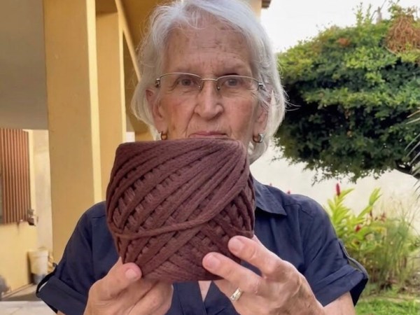 Abuela de 72 años emprendió y conquistó las redes sociales con sus carteras de&nbsp;crochet&nbsp;