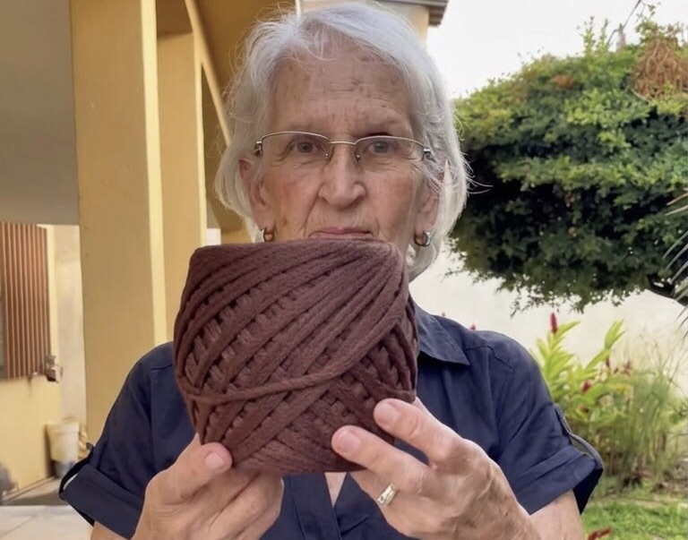 Abuela de 72 años emprendió y conquistó las redes sociales con sus carteras de&nbsp;crochet&nbsp;
