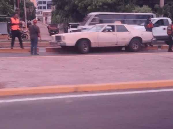 Carro de la línea Las Delicias perdió el control e impactó contra defensas del BTR en Puerto La&nbsp;Cruz